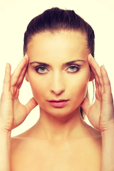 Spa donna con make up toccare il suo viso . — Foto Stock