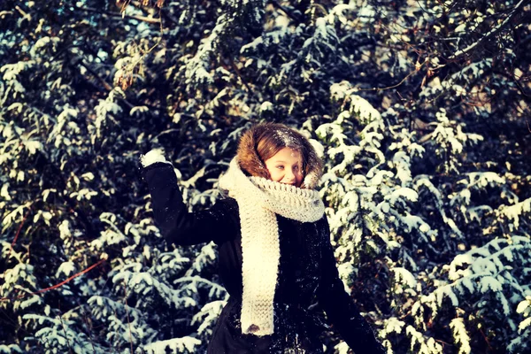 年轻女子投掷雪球 — 图库照片