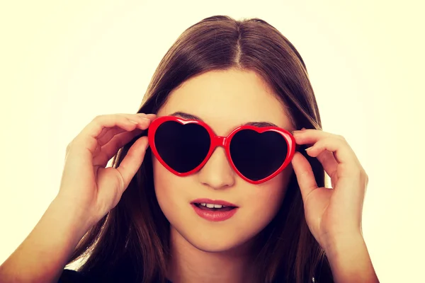 Sorprendido adolescente mujer usando gafas de sol . — Foto de Stock