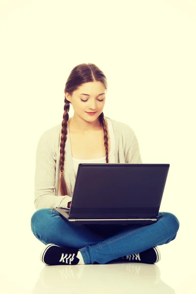 Studentin sitzt mit Laptop. — Stockfoto