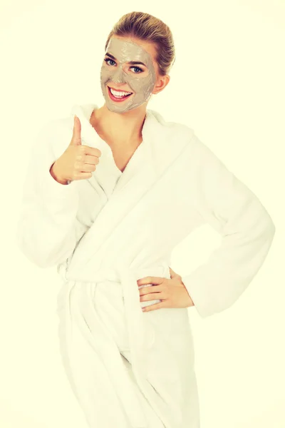 Jonge vrouw met gezichtsmasker vertoont Ok. — Stockfoto