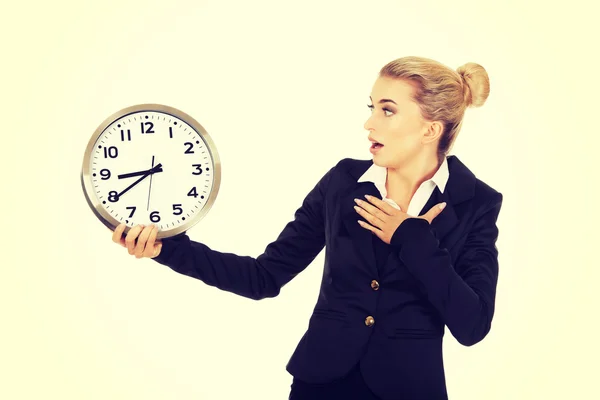 Jeune femme d'affaires terrifiée regarde l'horloge — Photo