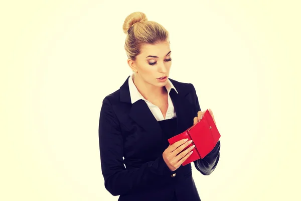 Mujer joven caucásica con la cartera vacía - roto —  Fotos de Stock