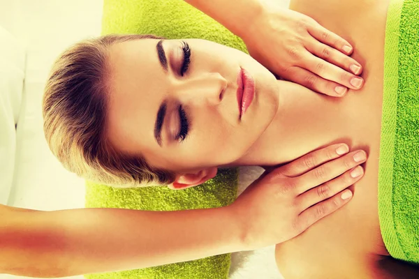 Jovem sorriso relaxado mulher é massageado — Fotografia de Stock