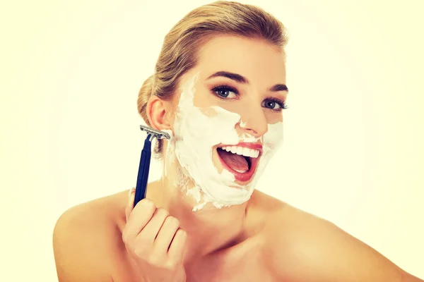 Mujer joven afeitarse por la mañana . —  Fotos de Stock
