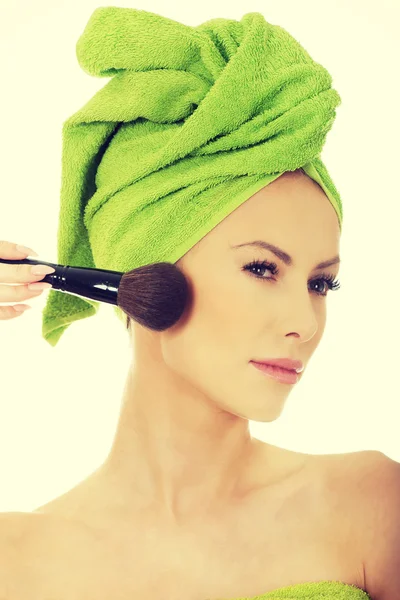 Schoonheid vrouw met make-up borstel. — Stockfoto