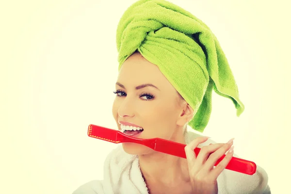 Schöne Frau mit übergroßer Zahnbürste. — Stockfoto