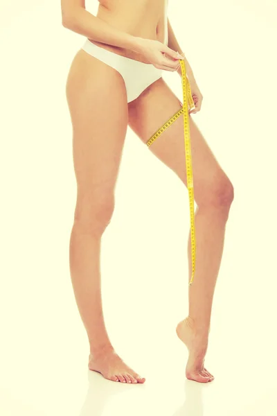 그녀의 허벅지를 측정 하는 슬림 여성. — 스톡 사진