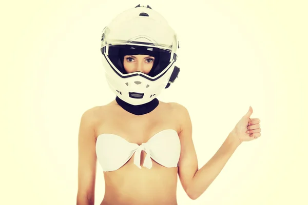 Kvinna i Motorcykel hjälm med tummen upp. — Stockfoto