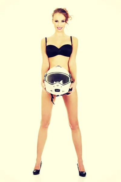 Femme sexy tenant casque de moto . — Photo