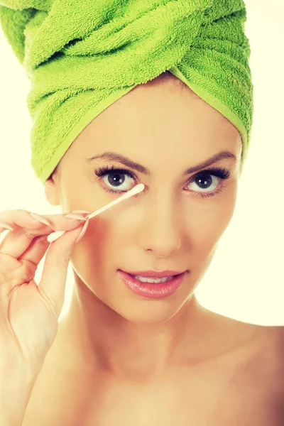 Frau entfernt Make-up mit Wattestäbchen. — Stockfoto