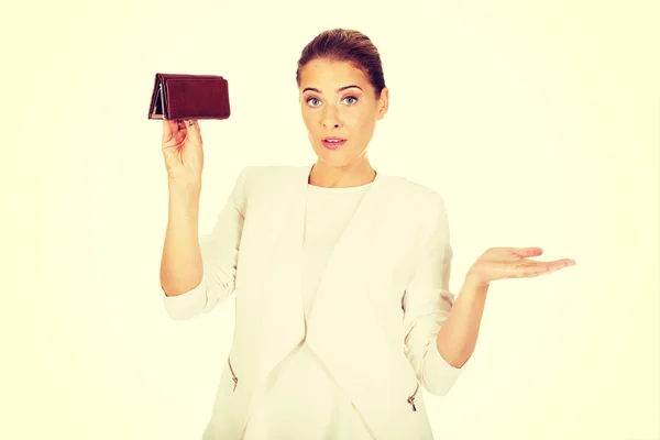 Молодая предпринимательница держит пустой бумажник — стоковое фото