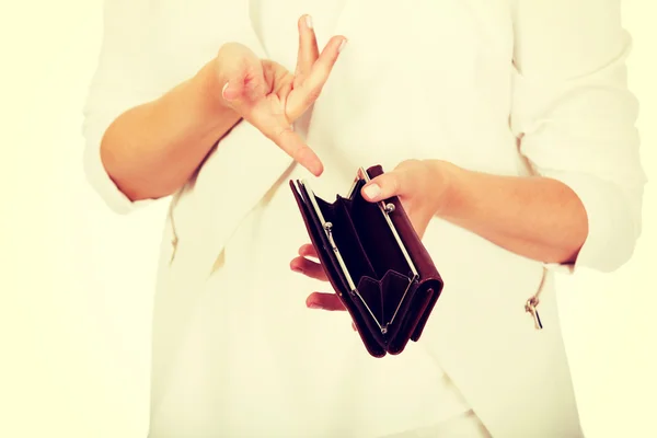 Giovane donna d'affari detiene portafoglio vuoto — Foto Stock