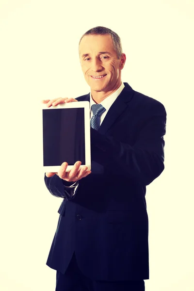 Gelukkig zakenman bedrijf digitale Tablet PC — Stockfoto