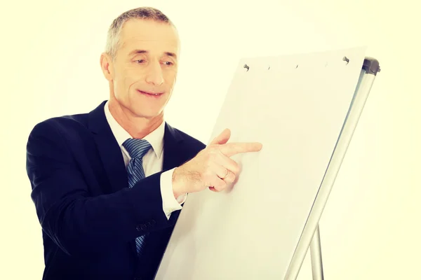 Mężczyzna wykonawczy prezentacja na flip chart — Zdjęcie stockowe