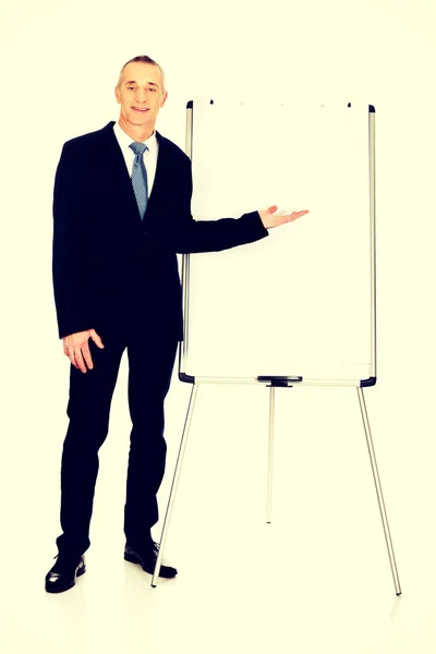 Executivo masculino apresentando no gráfico flip — Fotografia de Stock