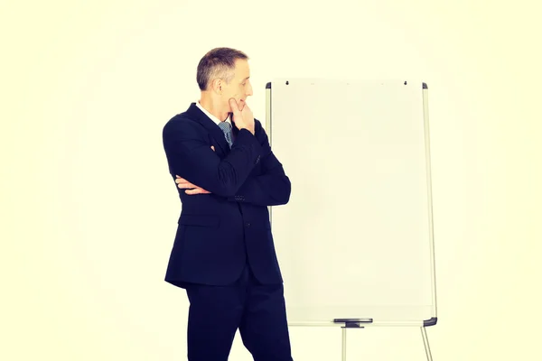 Hombre ejecutivo pensando en la presentación — Foto de Stock
