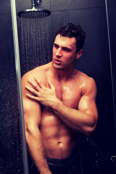 ハンサムな男、シャワーを浴びて. — ストック写真