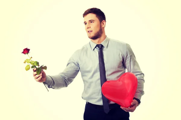 Muž s červenou růži a balónek srdce. — Stock fotografie