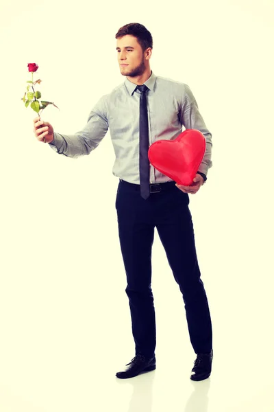 Man met rode rose en hart ballon. — Stockfoto