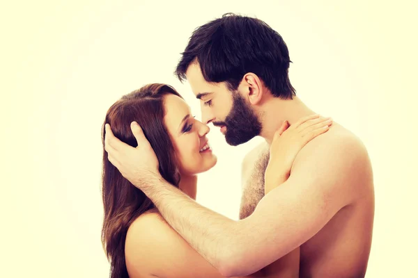 Pasangan muda berpura-pura mencium satu sama lain . — Stok Foto