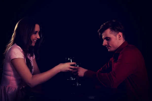 Pasangan dengan anggur oleh meja . — Stok Foto