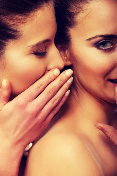 Twee schoonheid vrouwen fluisteren. — Stockfoto