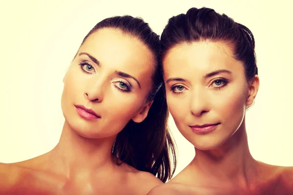 Dos hermanas con maquillaje . —  Fotos de Stock