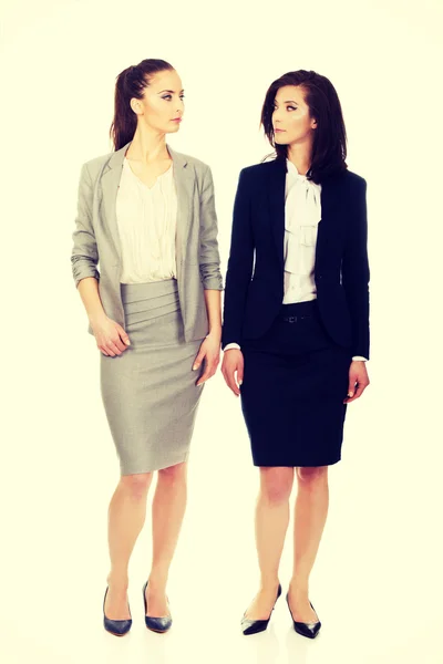 Twee vrouwen in office outfits op zoek naar elkaar. — Stockfoto