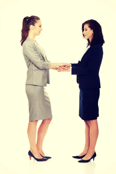 Δύο γυναίκες επιχειρηματίες, κρατώντας τα χέρια τους μαζί. — Φωτογραφία Αρχείου