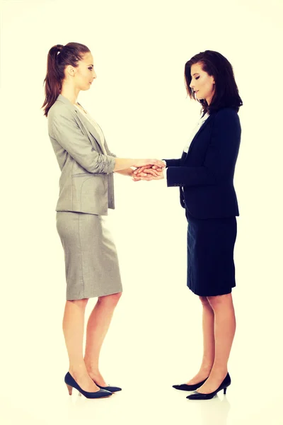 Duas mulheres de negócios de mãos dadas . — Fotografia de Stock