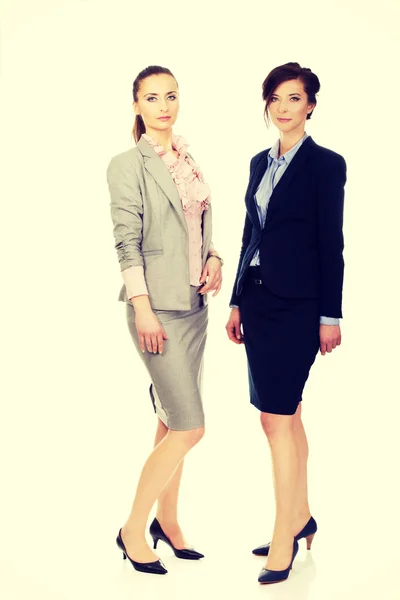 Δύο γυναίκες που φορούν ρούχα γραφείου. — Φωτογραφία Αρχείου