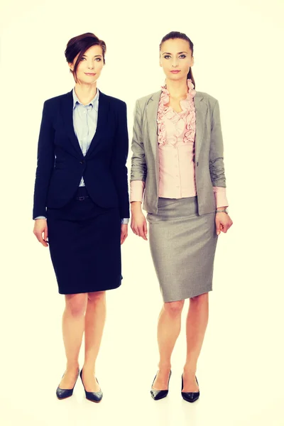 Twee vrouwen het dragen van office outfits. — Stockfoto