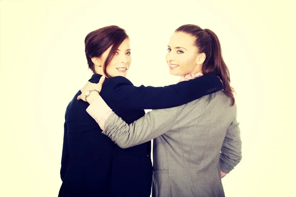 Två kvinnor som omfamnar varandra. — Stockfoto