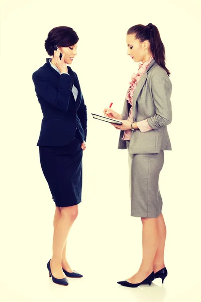 Twee businesswomans met elkaar te bespreken. — Stockfoto