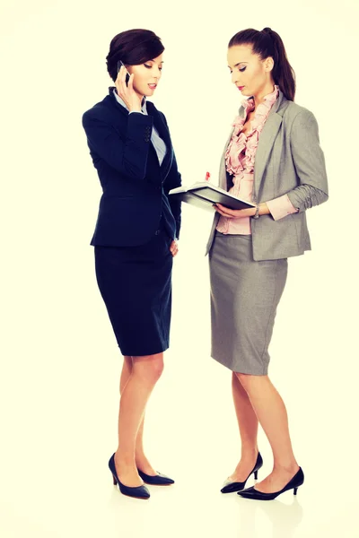 Twee businesswomans met elkaar te bespreken. — Stockfoto