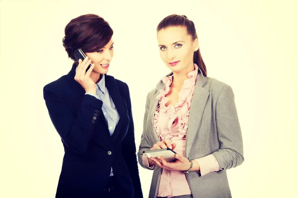 Twee businesswomans met elkaar te bespreken. — Stockfoto