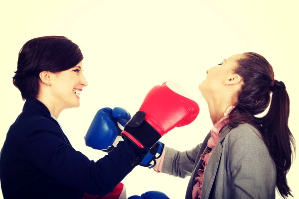 Dos mujeres de negocios con guantes de boxeo luchando . — Foto de Stock