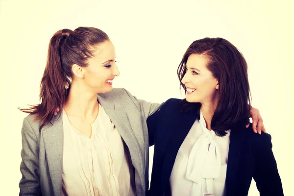 Twee vrouwen die elkaar omhelzen. — Stockfoto