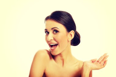 Kameraya gülme güzel kadın