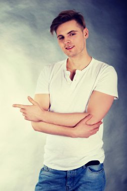 yakışıklı adam sola doğru işaret.