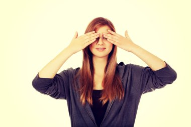 Genç kadın gözleri iki eliyle kapsayan