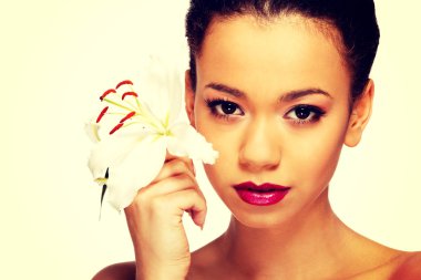 Güzellik yüz kadının lily çiçek.