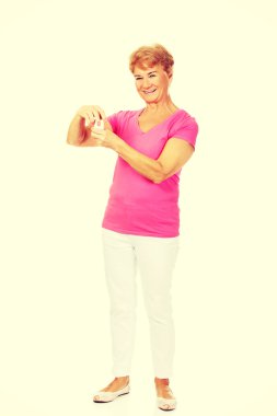 Hapları kavanoz tutmak gülümseyen kadın kıdemli