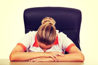 Masanın üzerinde uyku hemşire