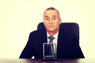 Newton topları ile ofiste iş adamı