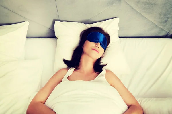 Mujer durmiendo en la cama con ojos banda . — Foto de Stock