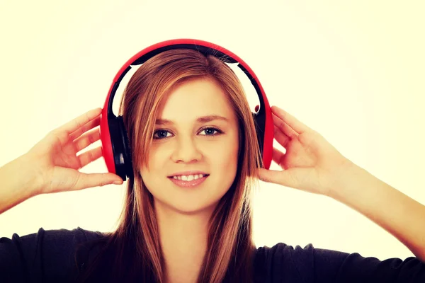 Adolescente donna ascoltare musica — Foto Stock