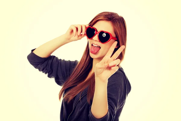 Młodą kobietę nastoletnia sobie okulary — Zdjęcie stockowe