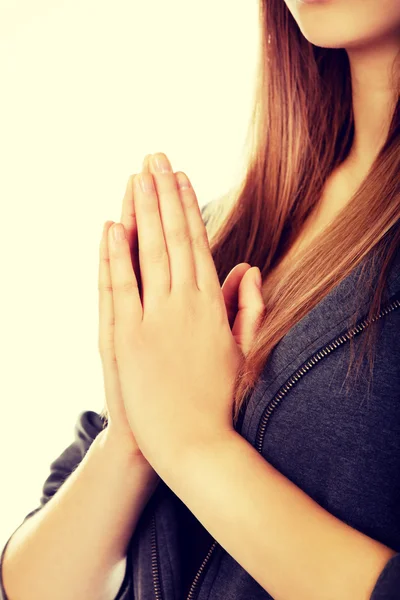 Mujer adolescente rezando-concepto de religión — Foto de Stock